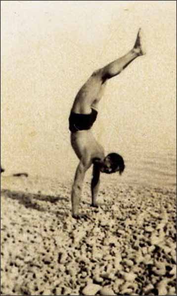 02 Penzini Dominique sur les galets de la plage de Nice dans les années 30. 