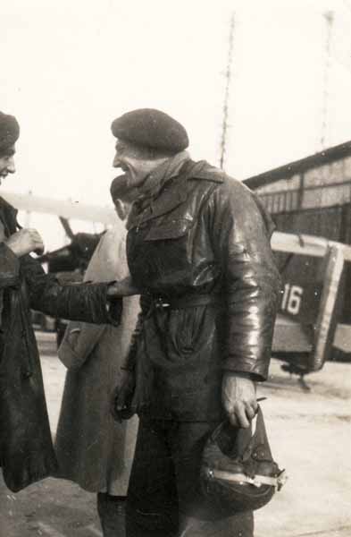 19:  retour de Penzini pilote à sa base aérienne.