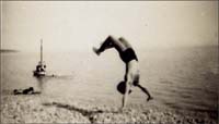 29 Equilibre sur les galets de Nice pour le sauteur à la perche Penzini Dominique 1937
