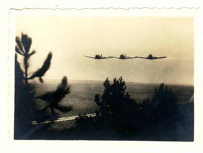 05. Patrouille triple de Curtiss H-75 au dessus du terrain de Suippes hiver 1939-1940