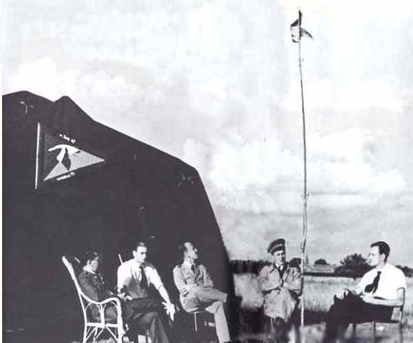 15. Moment de repos devant la tente du GC 1/5 : X , Penzini, Accart, Morel, Marin La Meslée.  Mai 1940.