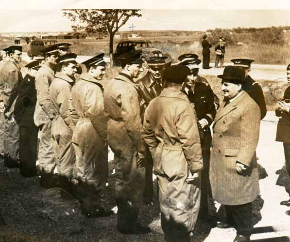 21. Visite du Ministre de l'Air Laurent Eynac du 19 mai 1940. Vasatko, Perina, Rouquette, Bressieux, Vuillemain, Penzini et X . De face : Murtin. 