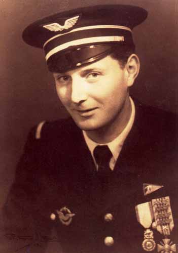  03 Penzini pilote :  décorations après la "Bataille de France" juillet 1940_ portrait