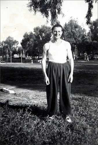 10 Penzini pilote , athlète au stade à Rabat en 1941