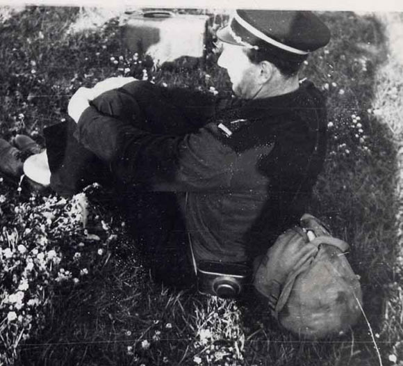 04 Penzini pilote_coastal command en AFN_détente_  " Pinceau" assis dans l'herbe
