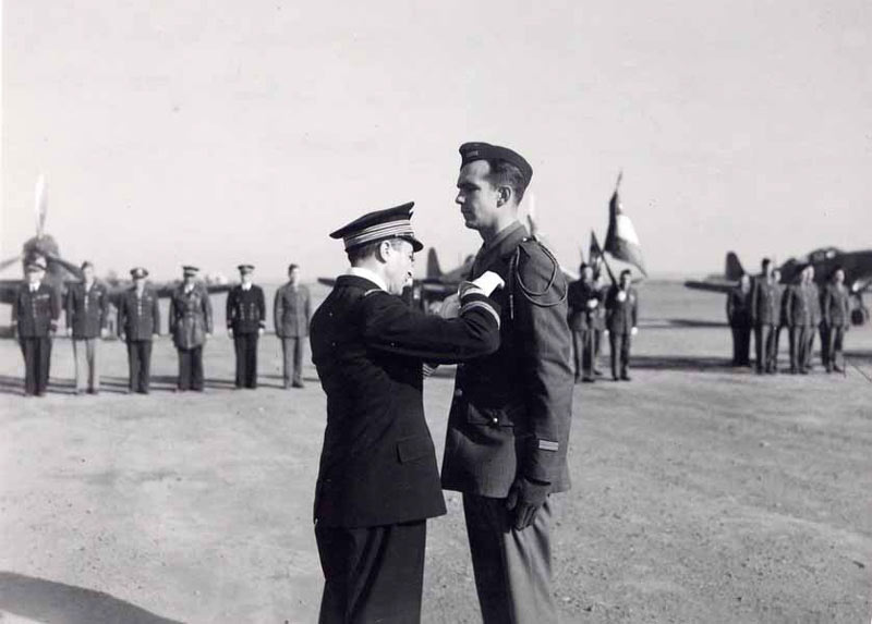 27  Penzini pilote_coastal command en AFN_général de Gaulle_13/04/1944_Oran La Sénia_Giraud décoré
