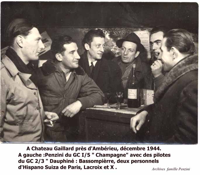 15  pilotes  au bar du GC 2/3 "Dauphiné" Novembre 1944 avec Penzini