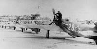 25 Penzini descend de son Yak3 N° 29 au Bourget 20 juin 1945