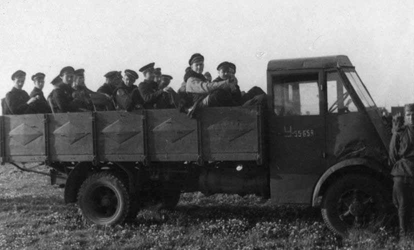 06. Les pilotes du N.N. convoyés en camion sur les routes boueuses. Avril 1945. 