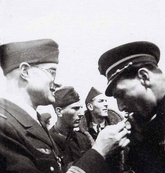10. Russie Mai 1945. L'aumonier Lepoutre et Penzini au premier plan . 