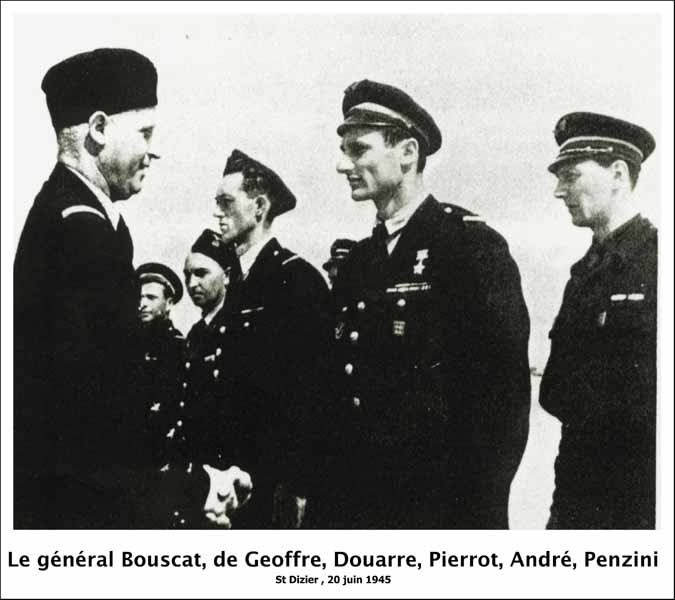 19. ST Dizier Juin 1945. Le général Bouscat salue Jacques André. Derrière il y a Penzini Dominique. Ensuite de gauche à droite : de Geoffre, Douarre et Pierrot. 