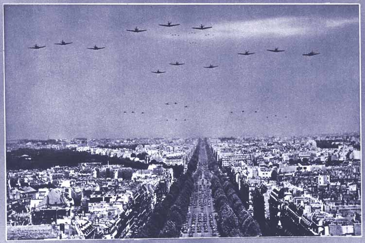 21. Le défilé de la Victoire au dessus de Paris , le 14  juillet 1945