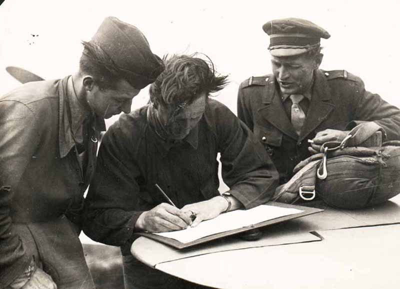 26. Penzini  écrivant sur l'aile d'un yak3 avec Urbain Caluzio à droite de lla photo.Avril 1946.