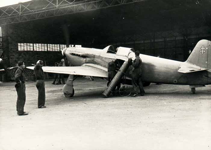 29.Un yak3 en France au Bourget après-guerre avec la Croix de Lorraine 