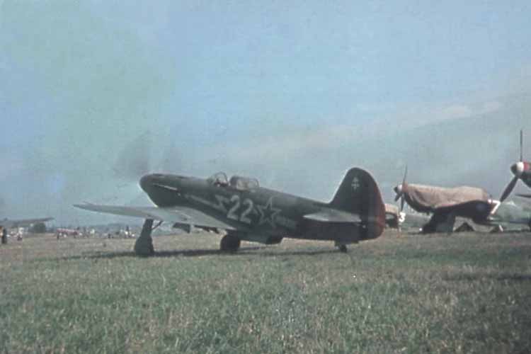 30. L'authentique Yak3 N° 22 de Penzini en France avec la Croix de Lorraine.