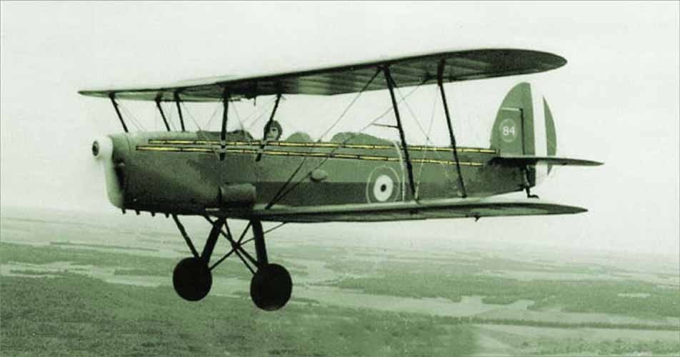 38. Le Stampe de Penzini avec les perches en bambous attachées le long de la carlingue, vers 1946. 