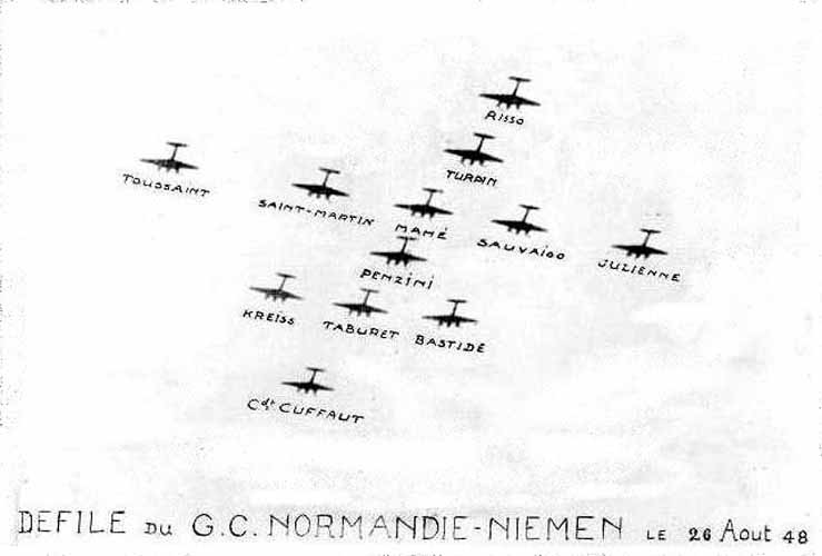 44. La formation en " Croix de Lorraine" d'un défilé du N.N. en Mosquitos d'août 1948. Cuffaut, Bastide, taburet, Kreiss des Aubrys, Penzini, Julienne, Sauvaigo, Mahé, Saint-Martin, Toussaint, Turpin, Risso.