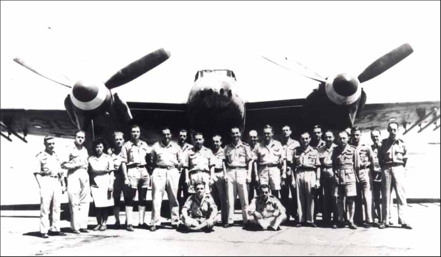 45. Le " Normandie-Niémen" devant un Mosquito à Rabat-Salé en 1948. Saugeot, Verlot, Mme Bernard, Kreiss des Aubrys, Sauvaigo, Bourguimat, St Martin, Risso, Taburet, Cuffaut, Guinchard, Fauroux, Penzini, Mahé, Dussel, X, Julienne, Bastide, Reverchon, Perfettini, ( assis : Turpin et Arbonat) 