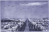 21. Le défilé de la Victoire au dessus des Champs Elysée en 1945