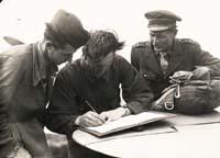 26. Penzini écrivant sur l'aile d'un yak3 après un défilé du N.N. après guerre.  